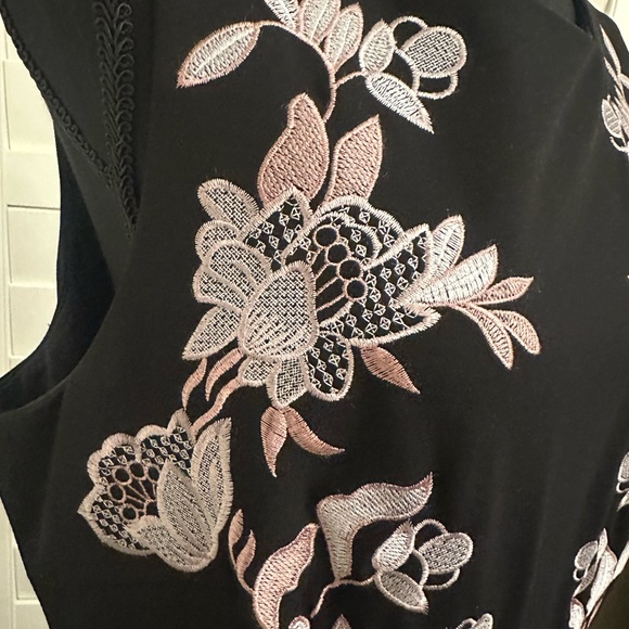 Black dress with embroidered design. Pink shrug with pockets by Azure included - Picture 4 of 4